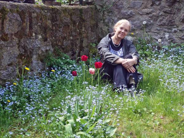 Elke Moeller im Garten