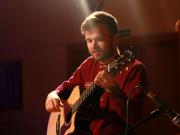 Nico spielt Gitarre