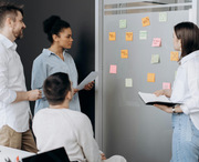 Team Besprechung vor Whiteboard