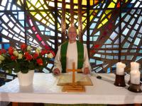 Christoph Rymatzki hinter Altar