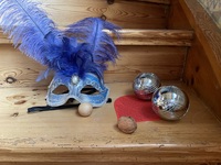 Symbolbild Maske Kugeln