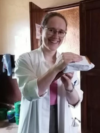 Elisabeth mit improvisierter Schiene
