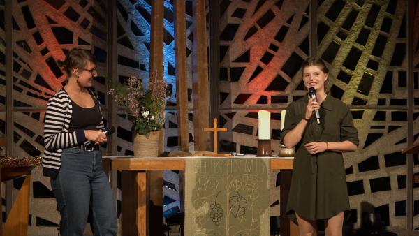 Clara Gebhardt (re) und Ju Neubert (li)