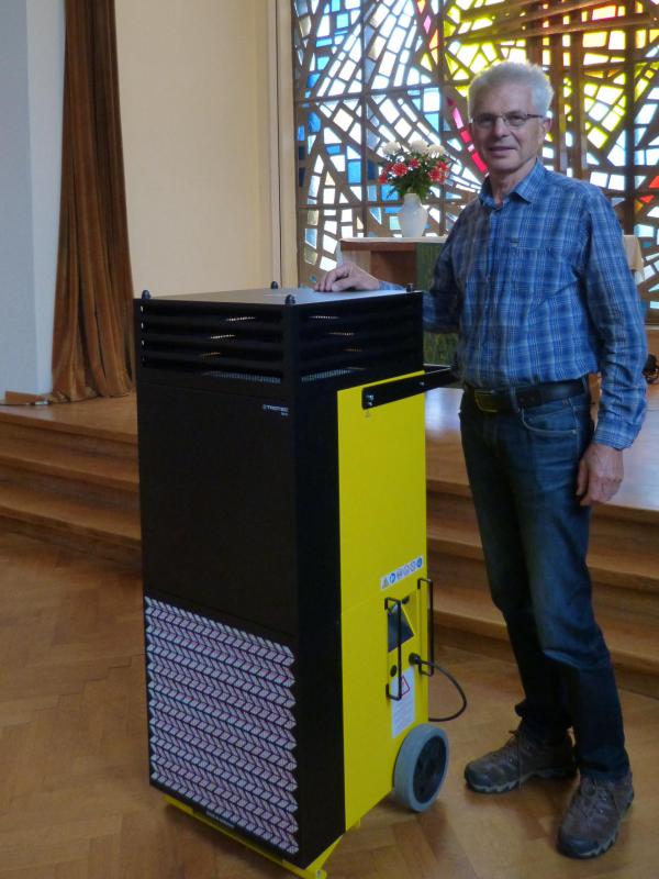 Luftreiniger Trotec neben Gerhard Jahreis